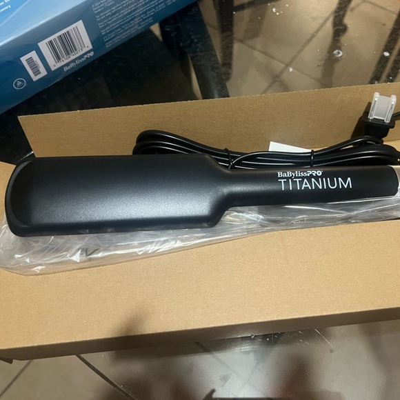 BaBylissPRO Titanium Hair Straightener - Picture 3 of 5